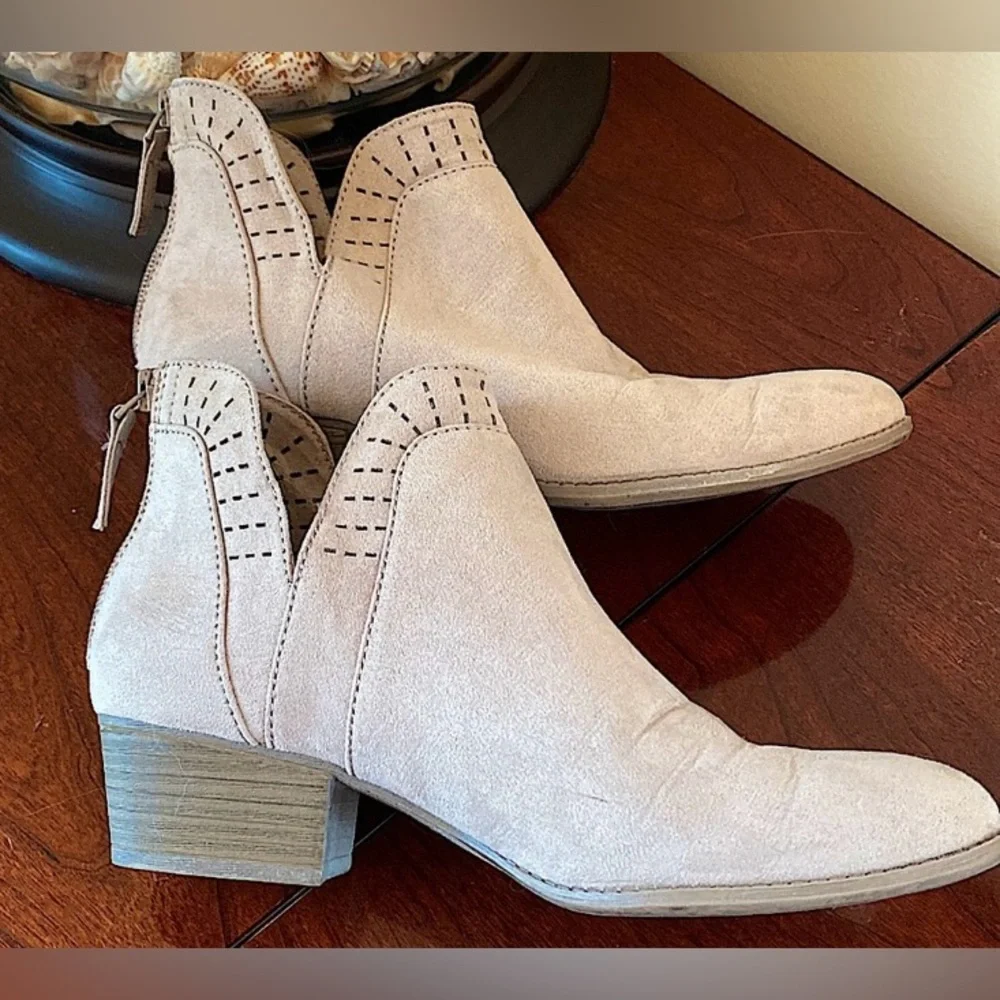 Arizona Jeans Co Memory Foam Cream SZ 6 Coastal Cowgirl Chic Suede Ankle Boots
